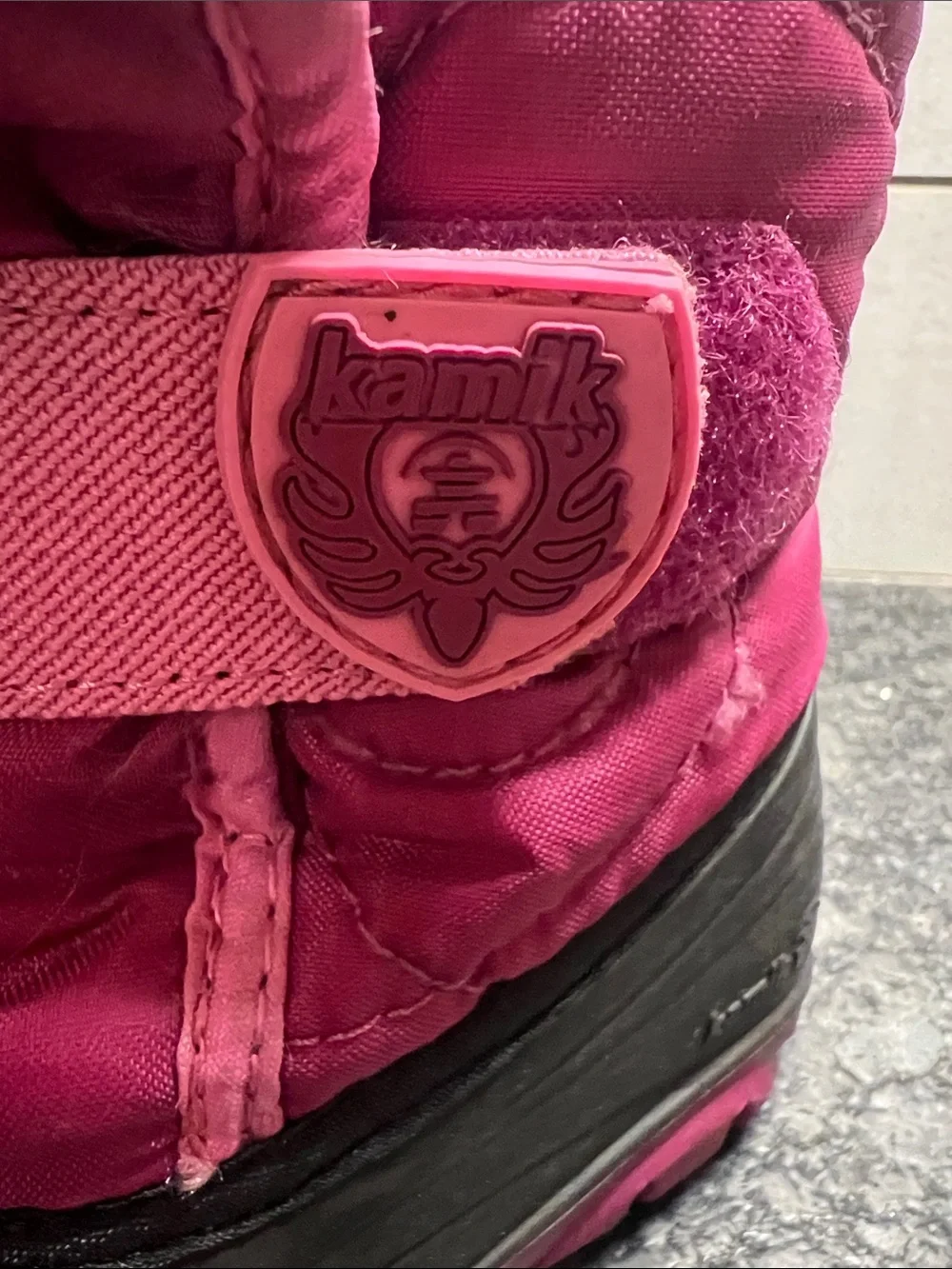 Kamik Girls Fuchsia Pink Insulated Snow Boots. Size 6. Strap closure